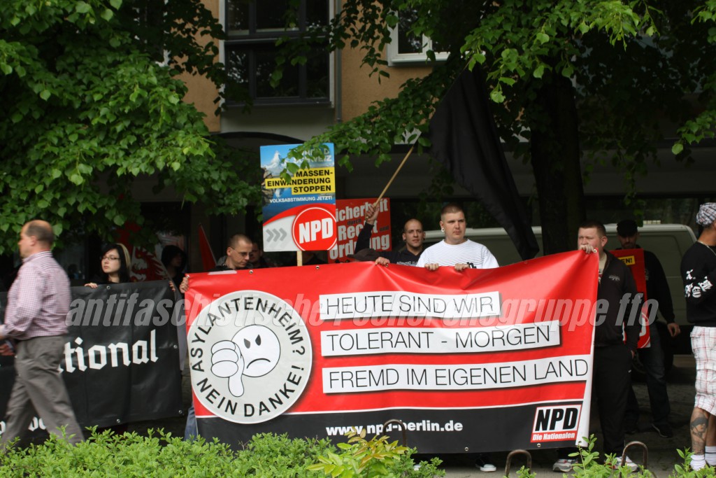 Frankfurter Neonazis am Transparent der NPD Berlin. In der Mitte versteckt, nur mit Basecap sichtbar: Mario Schreiber. (foto: pressedienst frankfurt (oder))