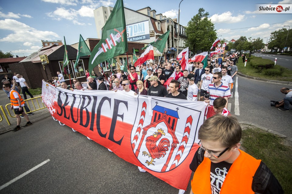 Am 7. Mai 2016 marschierten etwa 200 polnische NationalistInnen durch Slubice. (Quelle: slubice24.pl)