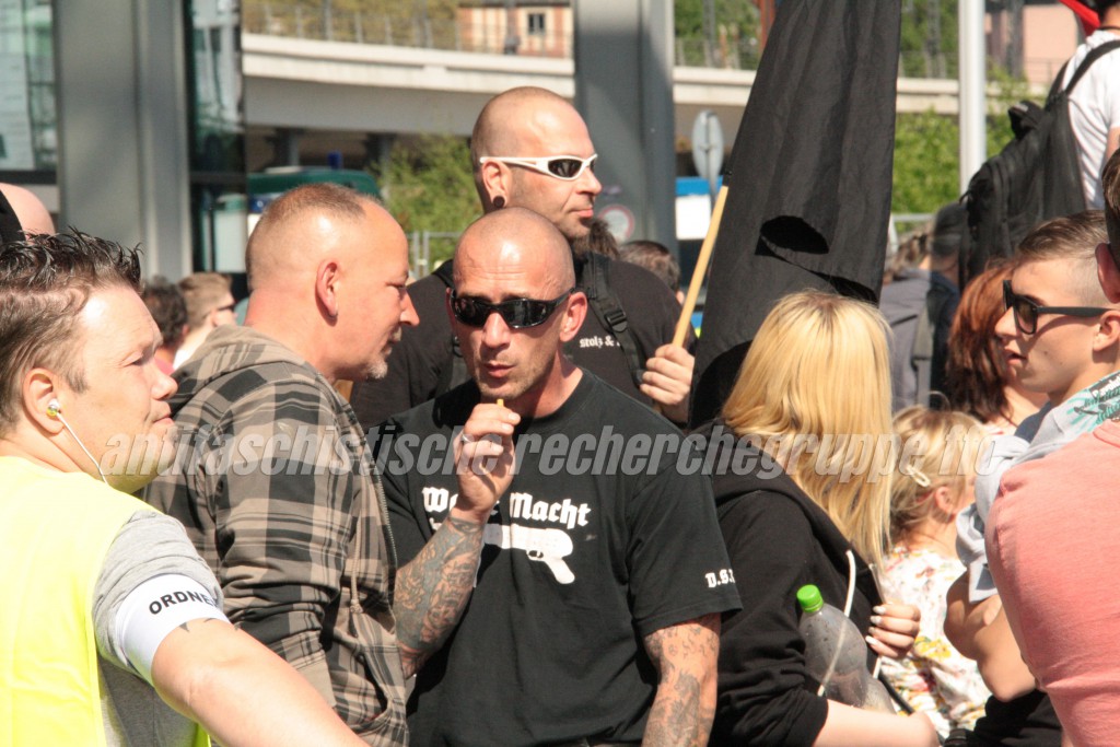 Schönes Wetter auch für Nazis? Peer Koss (mitte, mit "Weiße Macht"-Shirt) am 7. Mai auf der "Merkel muss weg"-Demonstration in Berlin.