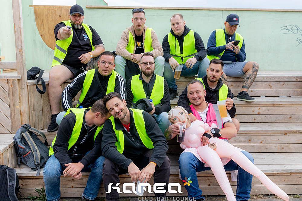 Ein fester Bestandteil von Männerbünden: Der Neonazi Andy Köbke (obere Reihe, 2. von link) im T-Shirt der FCV-Hools auf einem Gruppenfoto des Security-Teams der Diskothek Kamea am 18. Mai 2024 am Helenesee. (Quelle: Homepage Kamea)